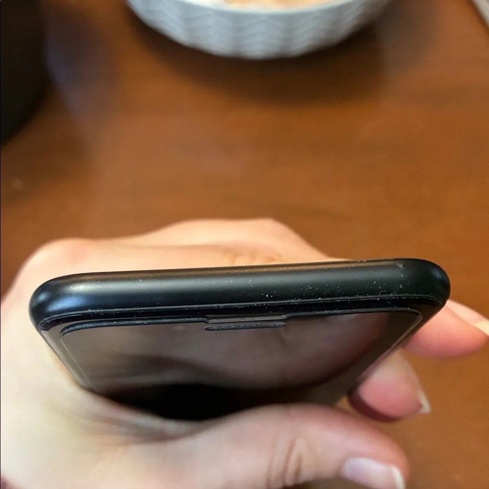 Apple iPhone SE (2022) Black with Clear Case